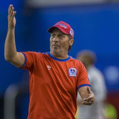 Títulos y trayectoria de los candidatos a DT de Honduras