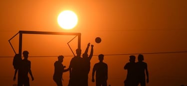 Jugando al ftbol en Irak a la puesta de sol