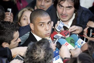 Se fue en el mercado de invierno de 2007. Sus constantes lesiones lastaron su ¨²ltimo a?o blanco y en el Madrid ya estaba Ruud Van Nistelrooy que ejerc¨ªa el papel de goleador que tuvo el brasile?o.