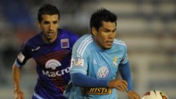 Hern&aacute;n Rengifo, del Sporting Cristal, protege el bal&oacute;n en presencia de Lucas Orban durante el partido correspondiente al grupo 2 de la segunda fase de la Copa Libertadores, disputado en el estadio Jos&eacute; Dellagiovanna de Victoria (Argentina).