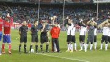RIVALIDAD. Jugadores del Atlético y del Valencia saludan a los aficionados del Calderón en el partido disputado la pasada temporada.