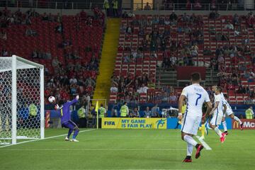 La Roja se estrenó en el Spartak Arena de Moscú con un triunfo por 2-0 ante los africanos. Vidal y Eduardo Vargas marcaron los goles.