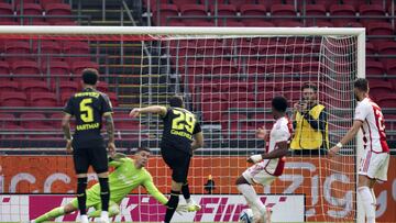 Amsterdam (Netherlands), 27/09/2023.- Santiago Gimenez of Feyenoord (29) scores the 0-4 during the completion of the Dutch Eredivisie match between Ajax Amsterdam and Feyenoord Rotterdam at the Johan Cruijff ArenA in Amsterdam, Netherlands, 27 September 2023. The match was stopped after 56 minutes on 24 September with Ajax being 0-3 down as home fans kept throwing fireworks and flares onto the pitch. The remainder of the game is played without fans. (Países Bajos; Holanda) EFE/EPA/OLAF KRAAK