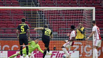 Amsterdam (Netherlands), 27/09/2023.- Santiago Gimenez of Feyenoord (29) scores the 0-4 during the completion of the Dutch Eredivisie match between Ajax Amsterdam and Feyenoord Rotterdam at the Johan Cruijff ArenA in Amsterdam, Netherlands, 27 September 2023. The match was stopped after 56 minutes on 24 September with Ajax being 0-3 down as home fans kept throwing fireworks and flares onto the pitch. The remainder of the game is played without fans. (Países Bajos; Holanda) EFE/EPA/OLAF KRAAK
