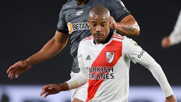 Buenos Aires (Argentina), 11/08/2021.- Nicolas de la Cruz (R) of River Plate in action against Givanildo (L) of Atletico Mineiro during the Copa Libertadores quarter finals soccer match between River Plate and Atletico Mineiro at Monumental Stadium in Buenos Aires, Argentina, 11 August 2021. EFE/EPA/JUAN MABROMATA / POOL