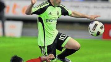 <b>ELÉCTRICO. </b>Nicolás Bertolo, el mejor jugador del Real Zaragoza en la tarde ayer, intenta superar la entrada de un rival.