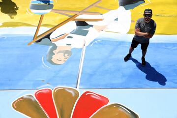Fernando Alonso posa con la pintura de s¨ª mismo en el circuito de Hungaroring.