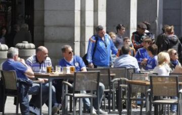 Los seguidores del Chelsea inundaron las calles del centro de Madrid, disfrutando del buen tiempo.