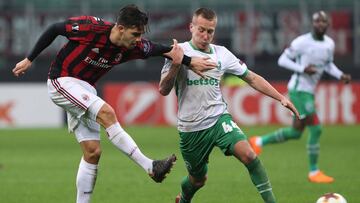 MILAN, ITALY - FEBRUARY 22: Andre Silva of AC Milanis challenged by Jacek Goralski of Ludogorets Razgrad during UEFA Europa League Round of 32 match between AC Milan and Ludogorets Razgrad at the San Siro on February 22, 2018 in Milan, Italy. (Photo by