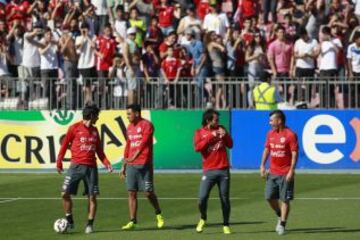 La selección chilena entrenó ante los hinchas en el Estadio Nacional, iniciativa para ayudar a Tocopilla.