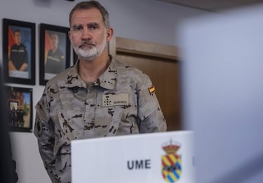 El Rey Felipe VI, en su segundo viaje a la Comunidad Valenciana tras el paso de la DANA, visita  las unidades militares desplegadas para las ayudas a los afectados por la tragedia y los centros desde donde se coordina esta asistencia en la Base Militar Jaime I en Bétera, Valencia.