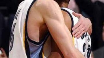 <b>SIETE SEGUIDOS. </b>Pau Gasol y Shane Battier celebran el triunfo de su equipo frente a Charlotte Bobcats.