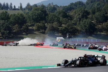 Mugello, un circuito espectacular pero estrecho para estos F1, generó varios accidentes peligrosos y dos banderas rojas en una misma carrera, la primera con aficionados en las gradas. Hubo, por tanto, tres salidas desde la parrilla, más alguna otra resalida con coche de seguridad. Hamilton se libró de la carnicería porque estaba delante, con ventaja, aunque peleó con Bottas en alguna de las arrancadas. El podio lo completaron el finlandés y Albon, que sacó provecho al final frente a un gran Ricciardo. Sainz abandonó en una montonera que afectó a Latifi, Magnussen y Giovinazzi. 