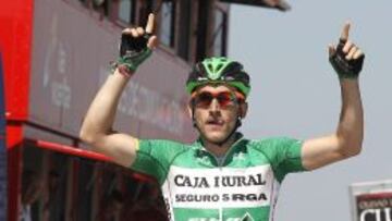 Carlos Barbero celebra el triunfo de etapa en la Vuelta a Burgos en la subida a la Ciudad Romana de Clunia