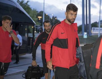 Giménez, tras Felipe, en la llegada ayer a Estocolmo.