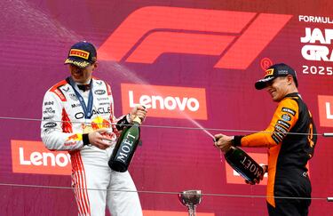 Lando Norris ducha en champán a Max Verstappen en el podio celebrando el triunfo del neerlandés en Japón.