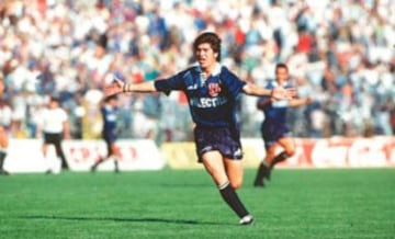 En su primer Superclásico, el 15 de mayo de 1994, el 'Matador' hizo dos goles en el triunfo por 3-1 ante Colo Colo en el Nacional. 