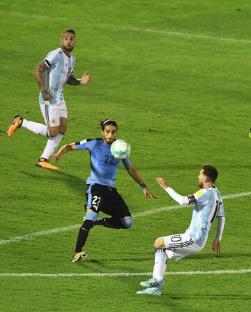 Martín Caceres y Lionel Messi.
