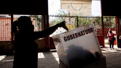 A woman casts her vote during the state elections, in Santa Maria Atzompa, in Oaxaca state, Mexico June 5, 2022. REUTERS/Jorge Luis Plata