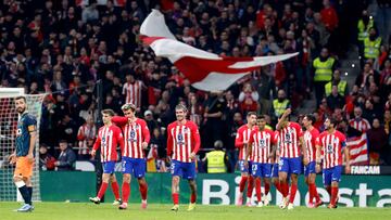 Los jugadores del Atlético celebran el 2-0 al Valencia.