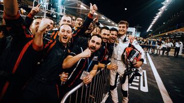 George Russell celebrando su t&iacute;tulo de F2 en Abu Dhabi.