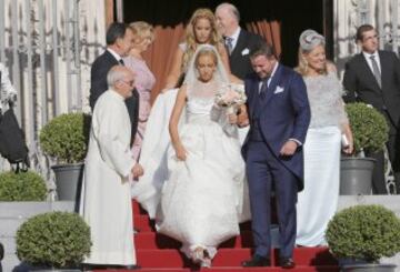 Los novios a la salida de la iglesia.