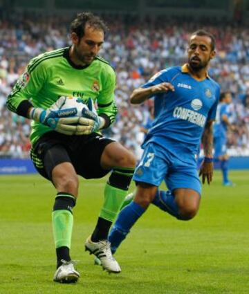 Diego López atrapa el balón ante Diego Castro.