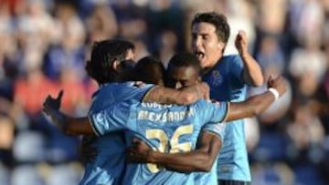 Los jugadores del Oporto celebran la victoria que les deja líderes.