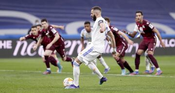 3-1. Karim Benzema marca de penalti el tercer gol.