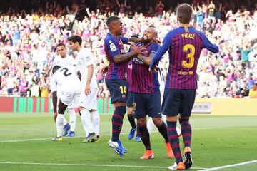 El centro de falta de Messi es peinado por Piqué en el primer palo. David Soria detiene bien, abajo, este primer remate pero el balón rechazado es recogido por Arturo Vidal, que lo manda al fondo de la red para el 1-0.