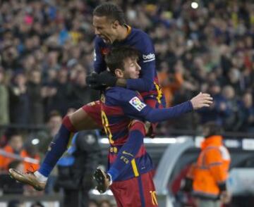 Messi celebra con Neymar el 2-1.