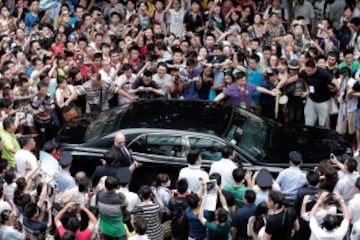 Se provoca una avalancha durante la visita de la superestrella de fútbol David Beckham en la Universidad Tonji en Shanghai. La visita de Beckham a China volvió "caótica", el 20 de junio después de que al menos cinco personas resultaron heridas en una estampida por intentar ver superestrella de fútbol David Beckham.