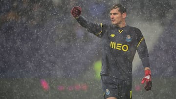 Iker Casillas podrá decidir si renueva automáticamente o no si juega ante el Tondela.