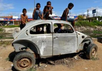 Varios niños juegan al fútbol en un barrio pobre de Olinda, a unos 18 km de Recife, en el noreste de Brasil, durante el Mundial de Brasil 2013 torneo de fútbol FIFA Confederaciones. El centro histórico de Olinda está catalogado como Patrimonio de la Humanidad por la UNESCO.