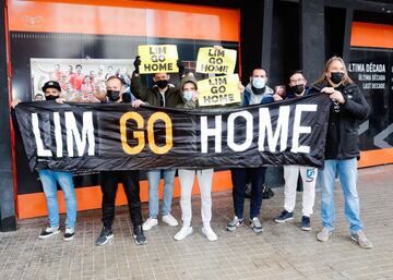 Aficionados protestando en la puerta de Mestalla antes de la Junta de Accionistas.