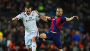 Benzema y Mascherano disputan un bal&oacute;n en el &uacute;ltimo cl&aacute;sico de Liga.