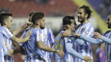 Los jugadores del M&aacute;laga celebran el 0-1.