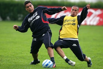 Esteban Paredes cumple 37 años de edad. En su carrera profesional ha jugado en Santiago Morning, Puerto Montt, Pachuca Junior de México, Cobreloa, Colo Colo, Atlante y Querétaro de Mexico. En la selección chilena participa regularmente desde 2006.