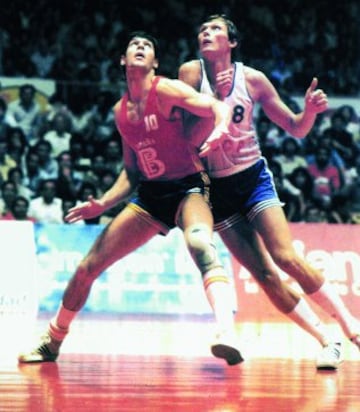 Fernando Martín y Tarakanov luchan por un rebote durante el Mundial de Baloncesto en Cali. Tras una primera fase excepcional, con victoria ante EE UU por 109-99, dos derrotas en el grupo siguiente ante la URSS y Yugoslavia nos llevaron a disputar el tercer y cuarto puesto. 