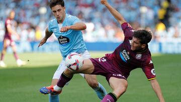 VIGO, 15/09/2024.- El jugador del Celta de Vigo Pablo Durán (i) pugna por un balón con Lucas Rosa, del Valladolid, durante su partido de LaLiga EA Sports este domingo en el estadio de Balaídos de Vigo. EFE / Salvador Sas