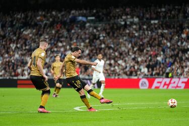 1-3. Mikel Oyarzabal, dentro del área blanca, dispara y David Alaba vuelve a desviar el balón tocando el palo y entrando en la portería de Andriy Lunin.
