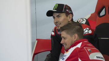 VALENCIA, SPAIN - NOVEMBER 16:  16:  Casey Stoner of Australia and Ducati Team speaks with Jorge Lorenzo of Spain and Ducati Team (L) in box during the MotoGp Tests In Valencia at Ricardo Tormo Circuit on November 16, 2016 in Valencia, Spain.  (Photo by Mirco Lazzari gp/Getty Images)