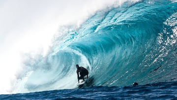 Un surfista en el tubo de La Santa durante el Quemao Class 2020 de surf y bodyboard disputado en la localidad de Tinajo (Lanzarote).
