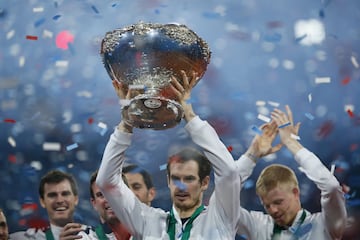 En Gante (Bélgica), Andy Murray lideró a la Selección Británica de Tenis al título de la Davis. Un título que no ganabra Gran Bretaña desde 1936. Los tenistas que hicieron equipo con Andy Murray fueron Daniel Evans, Dominic Inglot, Jaime Murray (hermano d