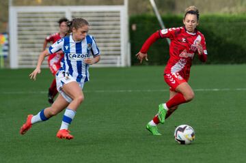 Cecilia Marcos y Esther Martin-Pozuelo, durante el Real Sociedad-Levante Las Planas.