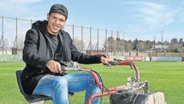 <b>A COMERSE LA HIERBA. </b>Luis Fabiano está con muchas ganas de salir a por todas en el partido de hoy.