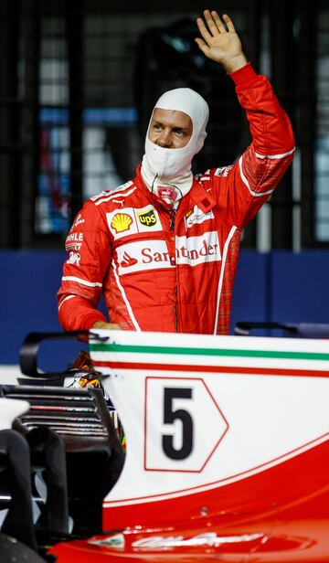 Sebastian Vettel celebrando la pole conseguida en el GP de Singapur.