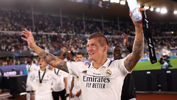 Soccer Football - European Super Cup - Real Madrid v Eintracht Frankfurt - Helsinki Olympic Stadium, Helsinki, Finland - August 10, 2022 Real Madrid's Toni Kroos celebrates after winning the European Super Cup REUTERS/Kai Pfaffenbach