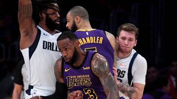 LeBron James aprovecha el bloqueó de Chandler para superar a Luka Doncic y DeAndre Jordan.