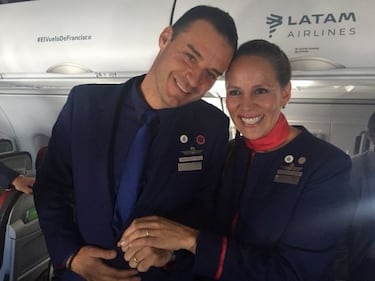 “Soy el Papa, puedo casar a quién quiera dónde quiera”: el día que Francisco casó a una pareja de chilenos en un avión